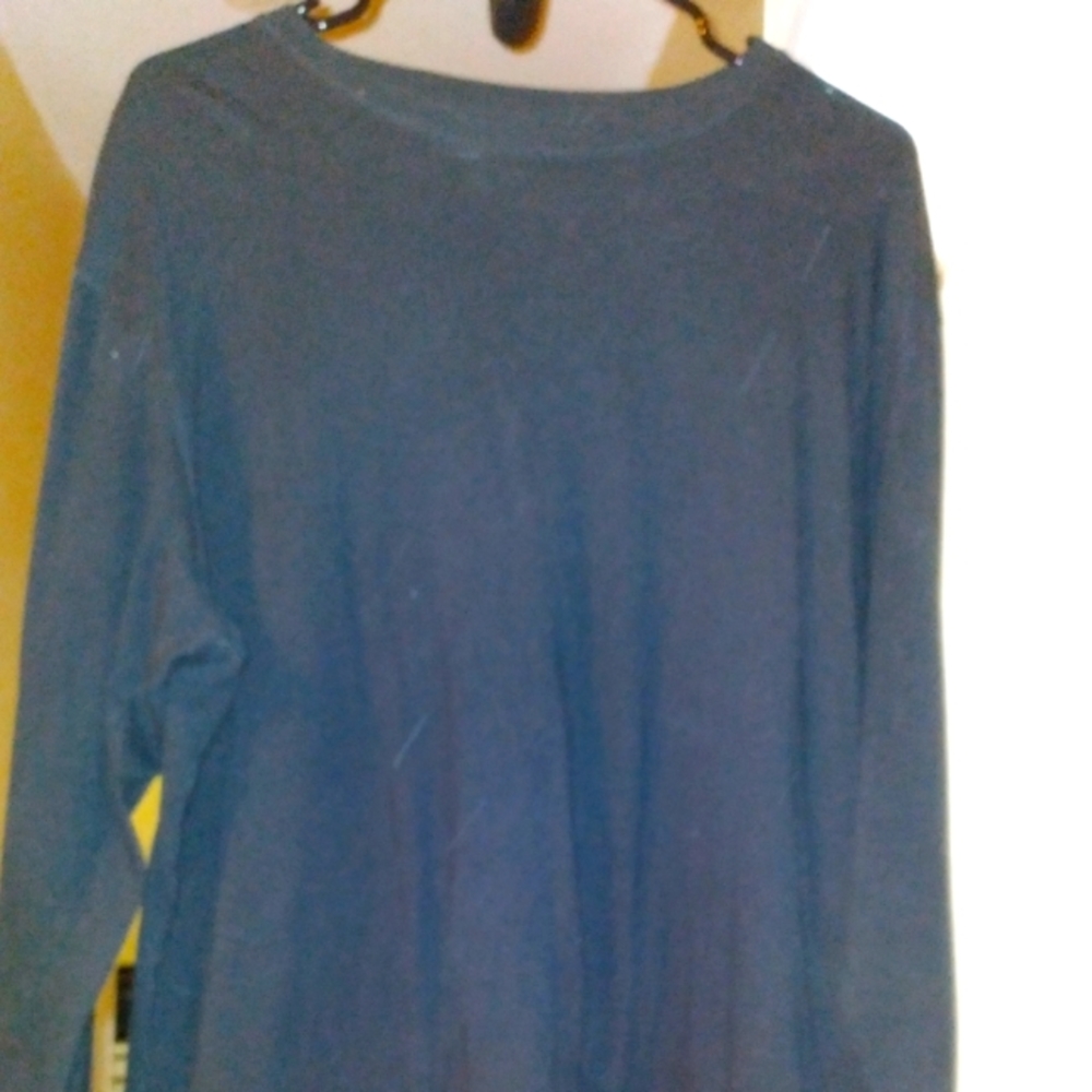 Black crew neck long-sleeved shirt